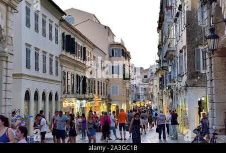 Viel befahrenen Straße Szene in der Dämmerung, Korfu Stadt, Kerkyra, Korfu, Kerkira, Griechenland, Ionische Inseln Stockfoto