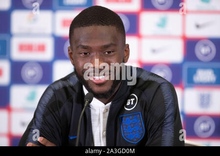 Burton Upon Trent, Großbritannien. 08 Okt, 2019. Fikayo Tamori während einer Pressekonferenz vor der England UEFA EM-Qualifikationsspiel 2020 gegen die Tschechische Republik, in der St. George's Park am 8. Oktober 2019 in Burton-upon-Trent, England. (Foto von Richard Burley/phcimages.com) Credit: PHC Images/Alamy leben Nachrichten Stockfoto