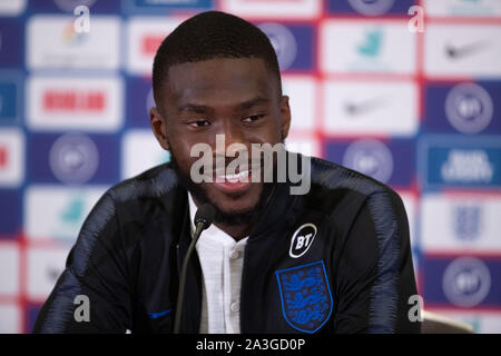 Burton Upon Trent, Großbritannien. 08 Okt, 2019. Fikayo Tamori während einer Pressekonferenz vor der England UEFA EM-Qualifikationsspiel 2020 gegen die Tschechische Republik, in der St. George's Park am 8. Oktober 2019 in Burton-upon-Trent, England. (Foto von Richard Burley/phcimages.com) Credit: PHC Images/Alamy leben Nachrichten Stockfoto