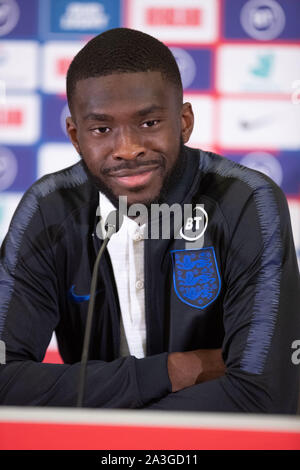 Burton Upon Trent, Großbritannien. 08 Okt, 2019. Fikayo Tamori während einer Pressekonferenz vor der England UEFA EM-Qualifikationsspiel 2020 gegen die Tschechische Republik, in der St. George's Park am 8. Oktober 2019 in Burton-upon-Trent, England. (Foto von Richard Burley/phcimages.com) Credit: PHC Images/Alamy leben Nachrichten Stockfoto