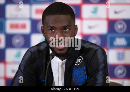 Burton Upon Trent, Großbritannien. 08 Okt, 2019. Fikayo Tamori während einer Pressekonferenz vor der England UEFA EM-Qualifikationsspiel 2020 gegen die Tschechische Republik, in der St. George's Park am 8. Oktober 2019 in Burton-upon-Trent, England. (Foto von Richard Burley/phcimages.com) Credit: PHC Images/Alamy leben Nachrichten Stockfoto