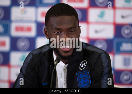 Burton Upon Trent, Großbritannien. 08 Okt, 2019. Fikayo Tamori während einer Pressekonferenz vor der England UEFA EM-Qualifikationsspiel 2020 gegen die Tschechische Republik, in der St. George's Park am 8. Oktober 2019 in Burton-upon-Trent, England. (Foto von Richard Burley/phcimages.com) Credit: PHC Images/Alamy leben Nachrichten Stockfoto