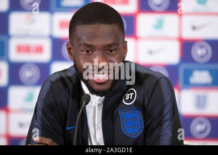 Burton Upon Trent, Großbritannien. 08 Okt, 2019. Fikayo Tamori während einer Pressekonferenz vor der England UEFA EM-Qualifikationsspiel 2020 gegen die Tschechische Republik, in der St. George's Park am 8. Oktober 2019 in Burton-upon-Trent, England. (Foto von Richard Burley/phcimages.com) Credit: PHC Images/Alamy leben Nachrichten Stockfoto