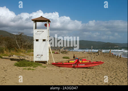 Lifeguard Tower und Bereitschaftsboot in Marina di Alberese Strand, Naturpark Maremma, Uccellina, Toskana, Italien Stockfoto