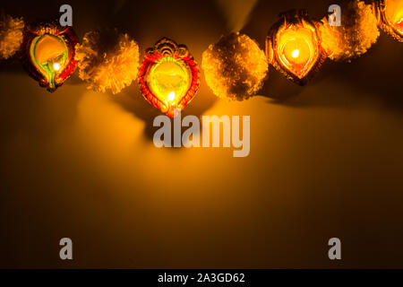 Indian festival Diwali, Diya Öllampen beleuchtet auf bunten rangoli. Hindu traditionell. Happy Deepavali. Stockfoto