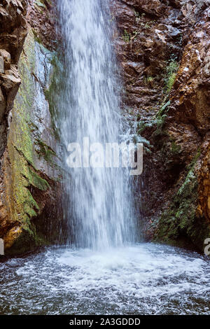 Malerische Millomeris Wasserfall und Bach im Wald in Troodos-gebirge Zypern, erstaunlichen natürlichen Sehenswürdigkeiten. Tourismus, Urlaub, Reisen, Freizeit Stockfoto