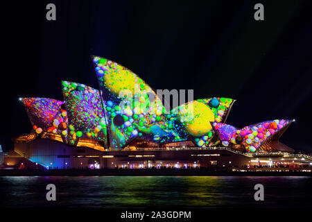 Sydney, Australien - 27. Mai 2017: Das berühmte Opernhaus von Sydney ist mit verschiedenen Designs in lebendigen Farben während der jährlichen Vivid Sydney leuchtet Stockfoto