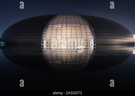 China National Grand Theatre in der Nacht, Peking, China Stockfoto