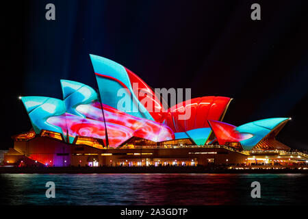 Sydney, Australien - 27. Mai 2017: Das berühmte Opernhaus von Sydney ist mit verschiedenen Designs in lebendigen Farben während der jährlichen Vivid Sydney leuchtet Stockfoto