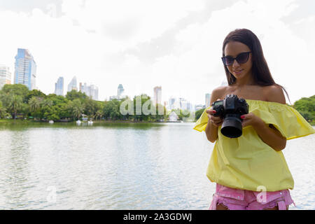 Junge touristische Frau mit Kamera in Bangkok, Thailand Stockfoto