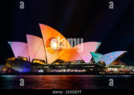 Sydney, Australien - 27. Mai 2017: Das berühmte Opernhaus von Sydney ist mit verschiedenen Designs in lebendigen Farben während der jährlichen Vivid Sydney leuchtet Stockfoto