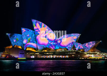 Sydney, Australien - 27. Mai 2017: Das berühmte Opernhaus von Sydney ist mit verschiedenen Designs in lebendigen Farben während der jährlichen Vivid Sydney leuchtet Stockfoto