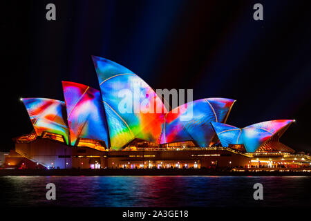 Sydney, Australien - 27. Mai 2017: Das berühmte Opernhaus von Sydney ist mit verschiedenen Designs in lebendigen Farben während der jährlichen Vivid Sydney leuchtet Stockfoto