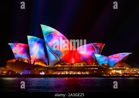 Sydney, Australien - 27. Mai 2017: Das berühmte Opernhaus von Sydney ist mit verschiedenen Designs in lebendigen Farben während der jährlichen Vivid Sydney leuchtet Stockfoto