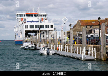 Wightlink Lymington nach Yarmouth Fähre in Yarmouth Harbour Isle of Wight Stockfoto