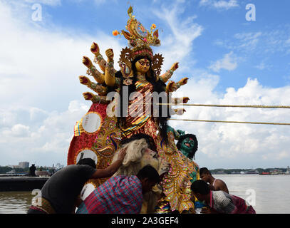 Eintauchen der Göttin Durga Idol in Indien Stockfoto