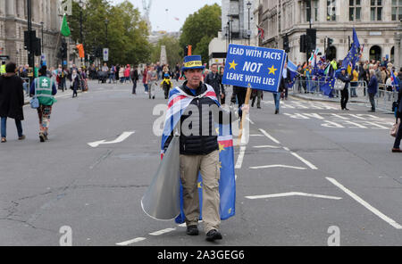 Westminster, London, Großbritannien. 8. Oktober 2019. Aussterben Rebellion Aktivisten blockieren Straßen in der Gegend von Westminster in einem zweiten Tag für Klimawandel Demonstrationen, mit dem Parlament Square für den Durchgangsverkehr geschlossen. Brexit Aktivist Steve Bray macht sich auf den Weg über den Platz, mit Whitehall im Hintergrund. Credit: Malcolm Park/Alamy Leben Nachrichten. Stockfoto