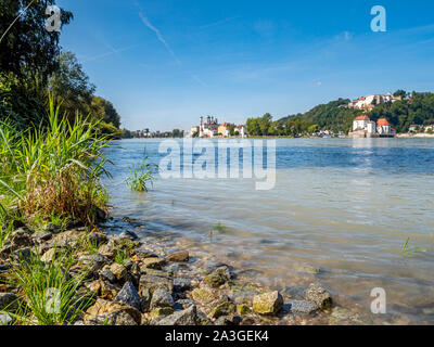 Blick auf Passau vom Inn Stockfoto