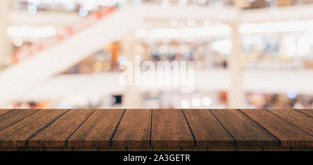 Leere Holz Tisch und verschwommenes Licht Tabelle im Einkaufszentrum mit bokeh Hintergrund. Produkt anzeigen Vorlage. Stockfoto