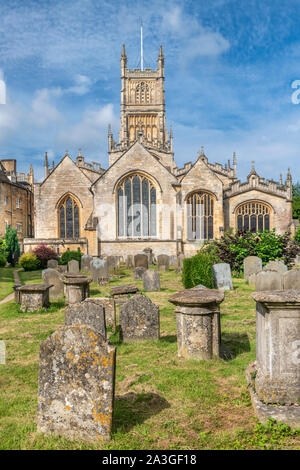 Der hl. Johannes der Täufer Kirche ist das Wahrzeichen Herzstück der Marktplatz in der wunderschönen Cotswold Stadt Cirencester in Gloucestershire. Stockfoto