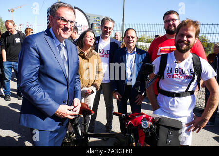 Red Ribbon Tour: Jeremy Chalon kommt in Lyon (Frankreich) Nach einer 1600 km langen Radtour von Frankreich, statt Menschen für den Kampf gegen VIH zu sensibilisieren. Stockfoto