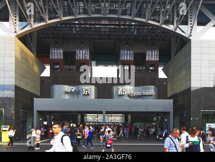 Menschenmassen während der Rush Hour an den zentralen Eingang der Bahnhof von Kyoto, Japan Stockfoto