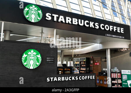 Shanghai, China. 3. Okt, 2019. Starbucks Store und Logo im Internationalen Flughafen Shanghai Pudong gesehen. Ein amerikanischer Kaffee und Kaffeehaus Kette. Credit: Alex Tai/SOPA Images/ZUMA Draht/Alamy leben Nachrichten Stockfoto