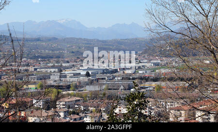 Industriegebiet in der Po-ebene in Italien und die Berge im Hintergrund Stockfoto