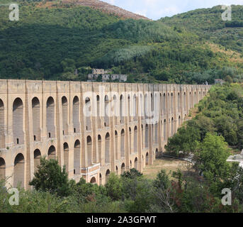 Ancien Caroline Aquädukt im Süden von Italien in der Nähe von Caserta Stadt Stockfoto