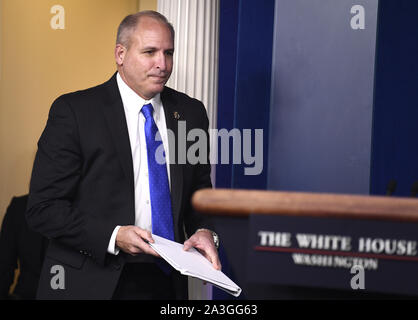 Washington, United States. 08 Okt, 2019. Die Zoll- und Grenzschutzbehörde Kommissar Mark Morgan kommt während einer Pressekonferenz im Weißen Haus, am Dienstag, 8. Oktober 2019, in Washington, DC. Morgan sprach über die jüngsten Bemühungen der Verwaltung über die Einwanderung an der US-mexikanischen Grenze. Foto von Mike Theiler/UPI Quelle: UPI/Alamy leben Nachrichten Stockfoto