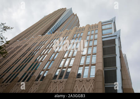 CHARLOTTE, NC, USA-6 OKT 2019: Sky View der Hearst Tower ab 6 St. und der Hochschule. Stockfoto