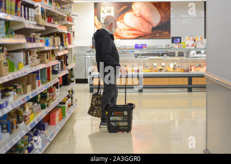 Menschen, die Einkaufen in Sainsburys Supermarkt Stockfoto