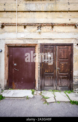 Zwei Türen in alte gelbe Wand. Architektonisches detail. Stockfoto