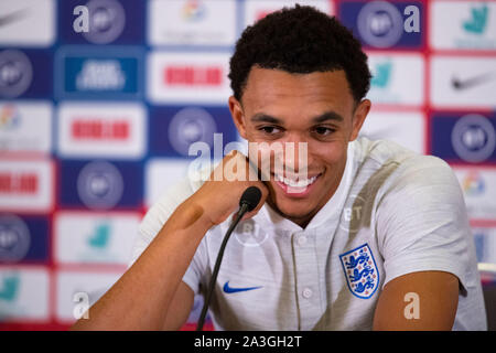 Burton Upon Trent, Großbritannien. 08 Okt, 2019. Trent Alexander-Arnold während einer Pressekonferenz vor der England UEFA EM-Qualifikationsspiel 2020 gegen die Tschechische Republik, in der St. George's Park am 8. Oktober 2019 in Burton-upon-Trent, England. (Foto von Richard Burley/phcimages.com) Credit: PHC Images/Alamy leben Nachrichten Stockfoto