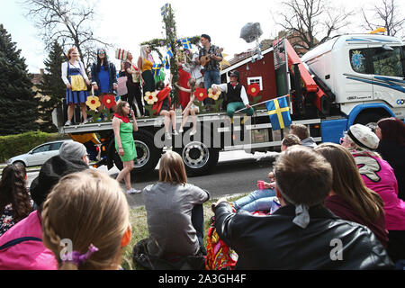 LINKÖPING 20170513 Kårtegen unter Studentorkesterfestivalen, SOF, ich Linköping på lördagen. Många Kårtegen lockade besökare år och ich'S Var temat Sverige genom tiderna". Der Student Orchester Festival, SOF, in Linköping am Samstag. Die Kårteen lockten viele Besucher und in diesem Jahr war das Thema "Schweden durch die Jahrhunderte". Foto Jeppe Gustafsson Stockfoto