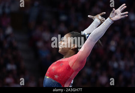 Stuttgart, Deutschland. 08 Okt, 2019. Gymnastik: Weltmeisterschaft, Entscheidung Final der besten acht Mannschaften, Frauen. Simone Biles aus den USA reagiert, nachdem Ihre Übung auf dem Sprung. Die Turner aus den USA wieder Team Weltmeister. Der 22-jährige Biles hat bereits ihre 15 Goldmedaille bei Weltmeisterschaften gewann. Credit: Marijan Murat/dpa/Alamy leben Nachrichten Stockfoto