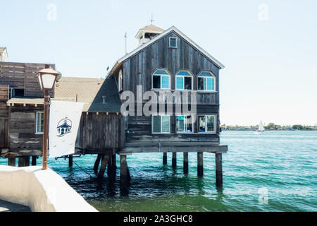 San Diego, Kalifornien/USA - August 11, 2019 San Diego Pier Cafe. Einzigartige Atmosphäre direkt am Wasser. Cafe im Seaport Village entfernt Stockfoto