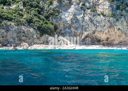 Strand von Cala Gonone in der Smaragdküste, Golf von Orosei, Sardinien, Italien Stockfoto