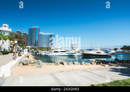 San Diego, Kalifornien/USA - August 11, 2019 San Diego Promenade, Yachthafen, und Marriot Hotel. Blick vom Seaport Village Stockfoto