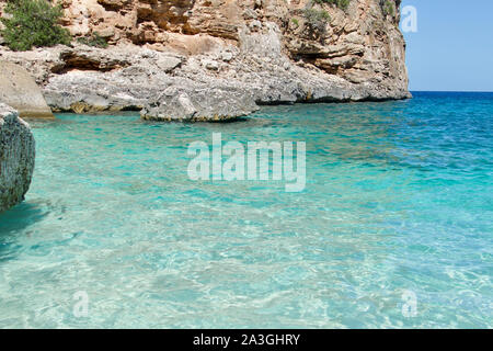 Strand von Cala Gonone in der Smaragdküste, Golf von Orosei, Sardinien, Italien Stockfoto