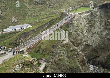 Neue Fußgängerbrücke (2019), die die Lücke für Besucher zwischen den Klippen von Tintagel und King Arthur's oder Tintagel Castle, Cornwall, spannt Stockfoto