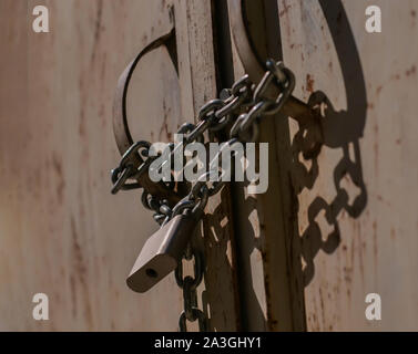 Geschlossene Türen mit Metall Kette und Schloss, close-up Stockfoto