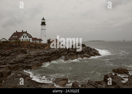 Portland Head Lighthouse auf einem kalten und stürmischen Herbst Tag in Cape Elizabeth, Maine, USA. Stockfoto