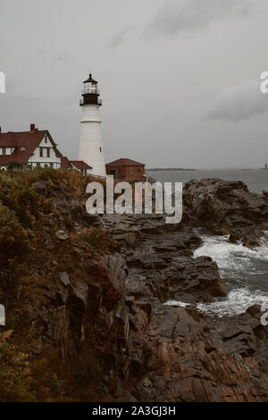 Portland Head Lighthouse auf einem kalten und stürmischen Herbst Tag in Cape Elizabeth, Maine, USA. Stockfoto