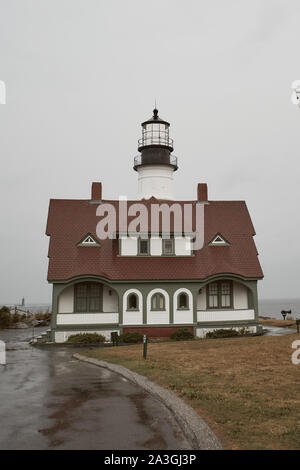 Portland Head Lighthouse Museum auf einem kalten und stürmischen Herbst Tag in Cape Elizabeth, Maine. Stockfoto