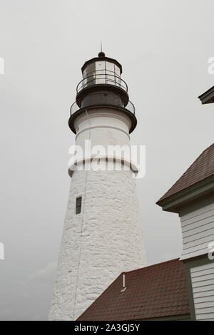 Portland Head Lighthouse Museum auf einem kalten und stürmischen Herbst Tag in Cape Elizabeth, Maine. Stockfoto