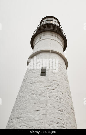 Portland Head Lighthouse Museum auf einem kalten und stürmischen Herbst Tag in Cape Elizabeth, Maine. Stockfoto