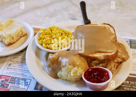 Waldoboro, Maine - 26. September 2019: Traditionelle hot Truthahnsandwich bei Moody's Diner aus der Route 1 in Waldoboro, Maine. Stockfoto