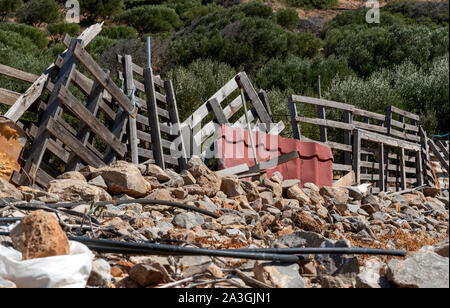 Vrouchas, Ost Kreta, Griechenland. September 2019. Ein Zaun arounf einige Ackerland in etwa von alten hölzernen Paletten und Trümmern gebaut Stockfoto