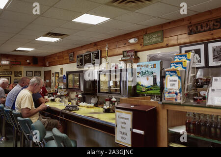 Waldoboro, Maine - 26. September 2019: Einrichtung von Moody's Diner, eine klassische old school New England Diner aus der Route 1 in Waldoboro, Maine. Stockfoto